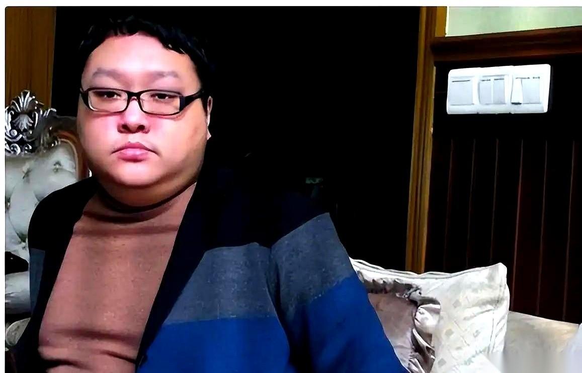 要是有人告诉你，当年在重庆呼风唤雨的那位"大人物"的亲儿子，现在就挤在九龙坡的破