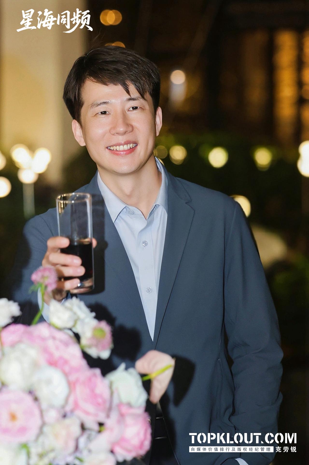 拿了个新奖杯，还看到了李连杰大哥，可谦逊了，真好！本来说这次换身新衣服，越看咋越