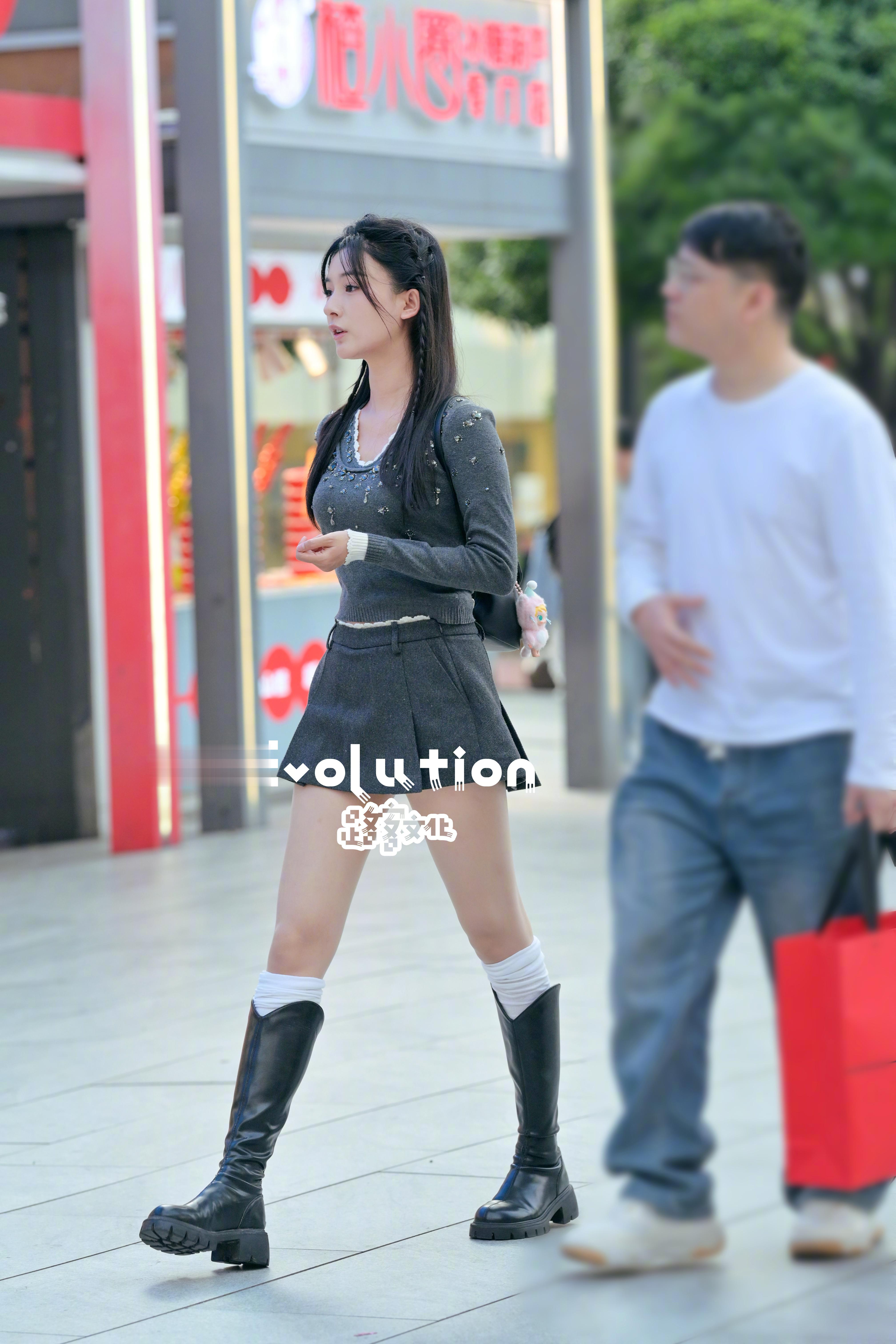 有一段时间没看到这个小姐姐了 