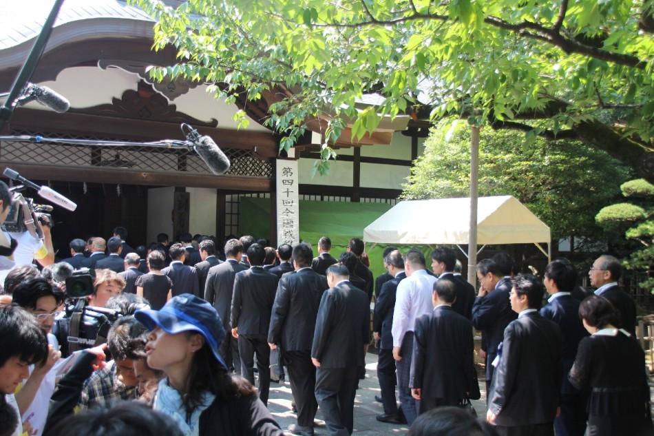8月15日日本战败投降纪念日期间，多名日本内阁阁僚及自民党高层通过亲自参拜、供奉
