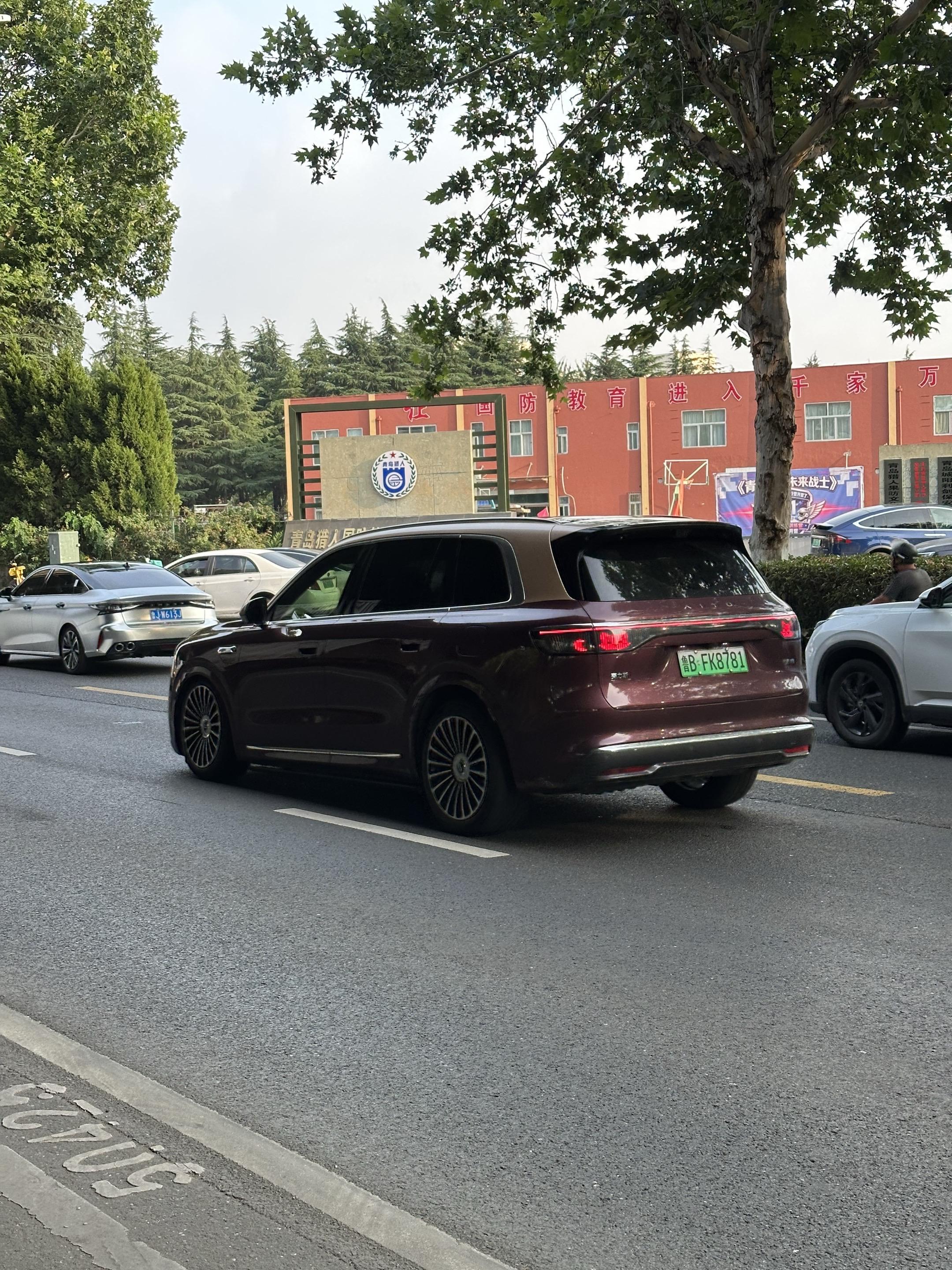 这个车的左前悬架为什么能单独降这么低？