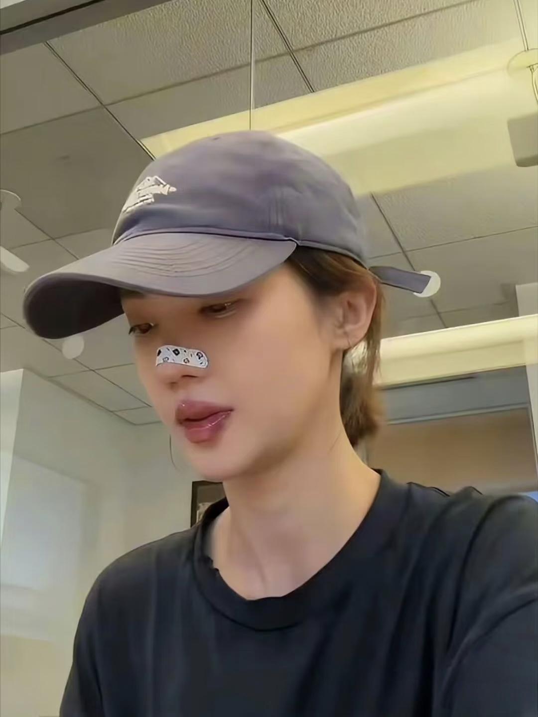 终于搞明白了，
36岁的金晨至今没有结婚，
最关键的一点，就是家里人特别开朗，从