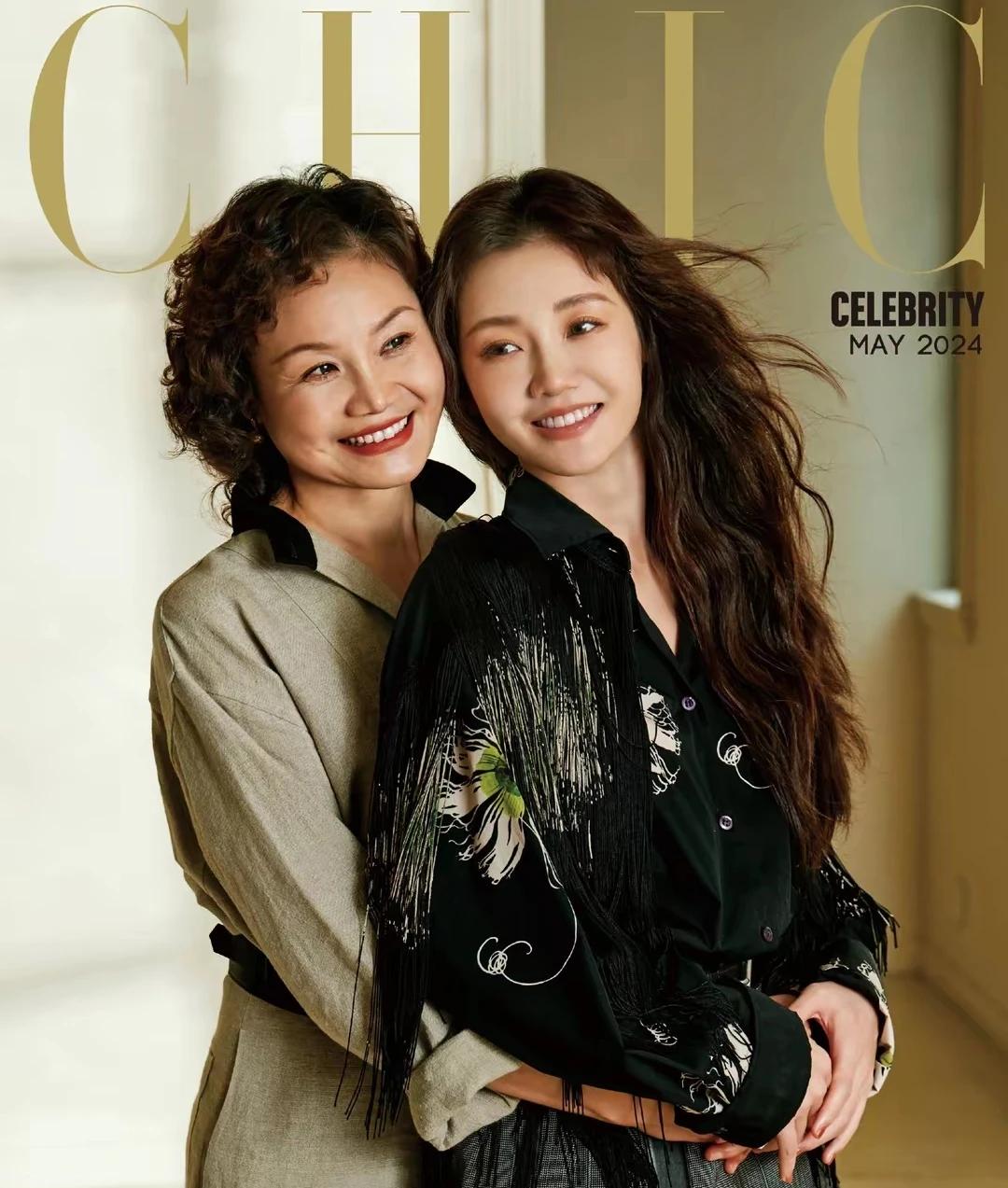 苗苗母女同框拍大片
发现苗苗好像她妈妈呀
两人都那么的漂亮
苗苗妈妈的短卷发挺好