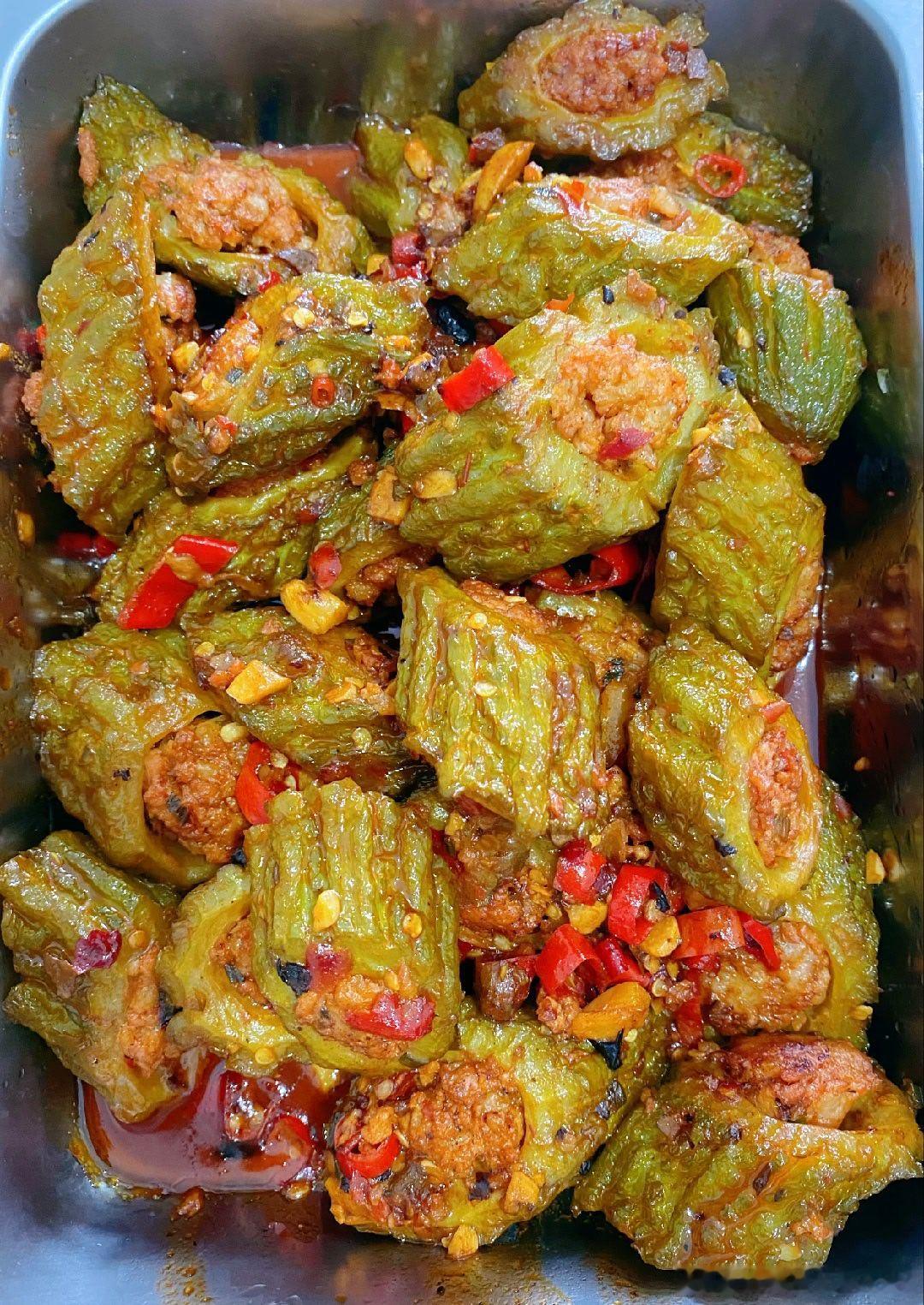 苦瓜真是一种好善良的食物，苦瓜酿、苦瓜炒蛋、苦瓜炒肉、苦瓜炖汤都好好吃