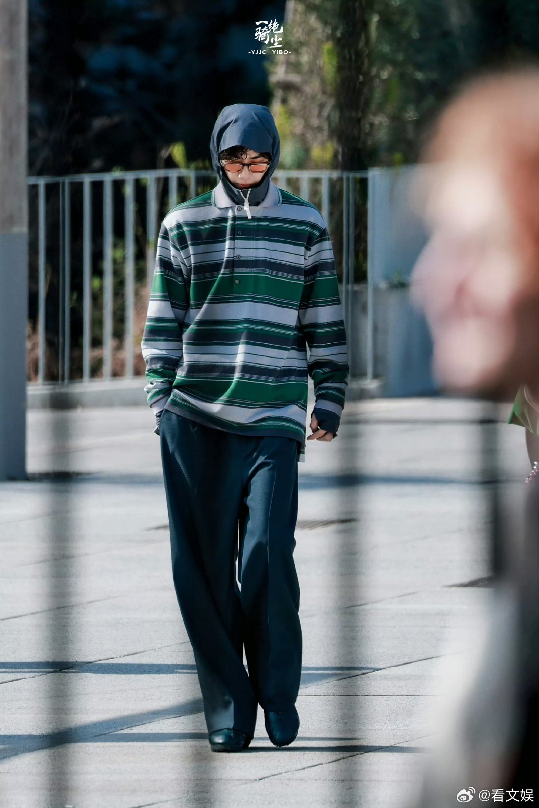 王一博你也太太太潮了吧王一博就这么潮到国外 王一博就这么潮到国外，哇哇哇 