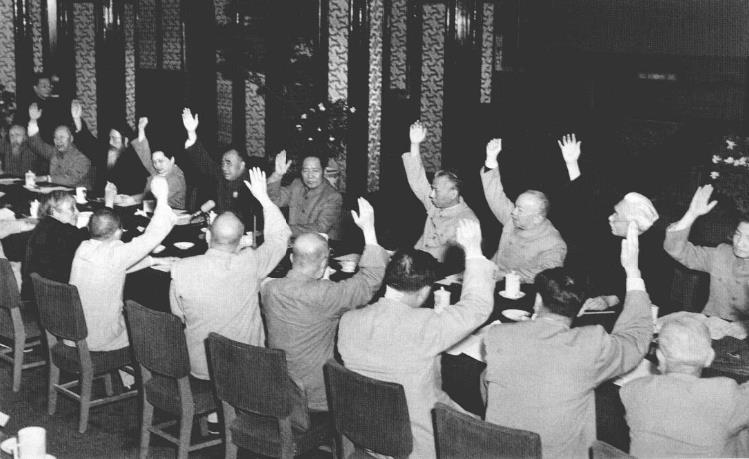 1954年6月，刘少奇主持中华人民共和国宪法起草委员会第七次会议，通过《中华人民