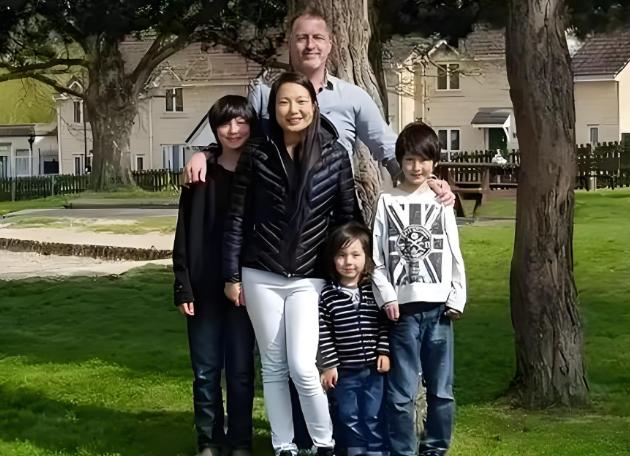 2006年，英国69岁亿万富翁兰斯·克拉克与中国33岁女外卖员周颖坠入爱河，当周