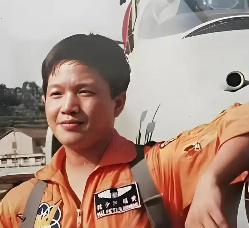 1981年，台湾飞行员黄植诚，驾驶最先进的飞机向大陆投诚，却被后座飞行员察觉。黄