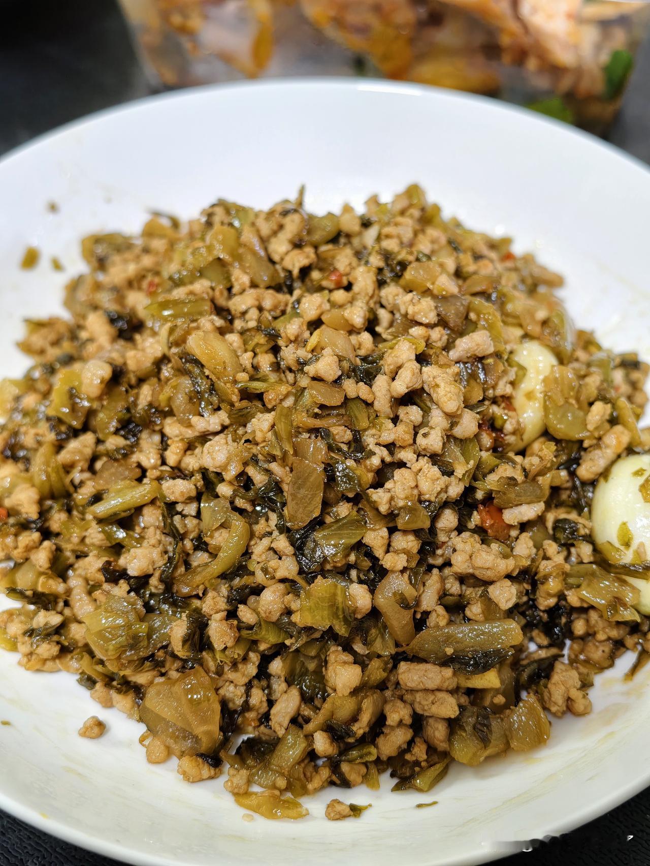 今天简单炒了三个菜：酸菜肉沫、黄瓜火腿、清炒洋葱、买了一份手撕鸡，总共花费40不
