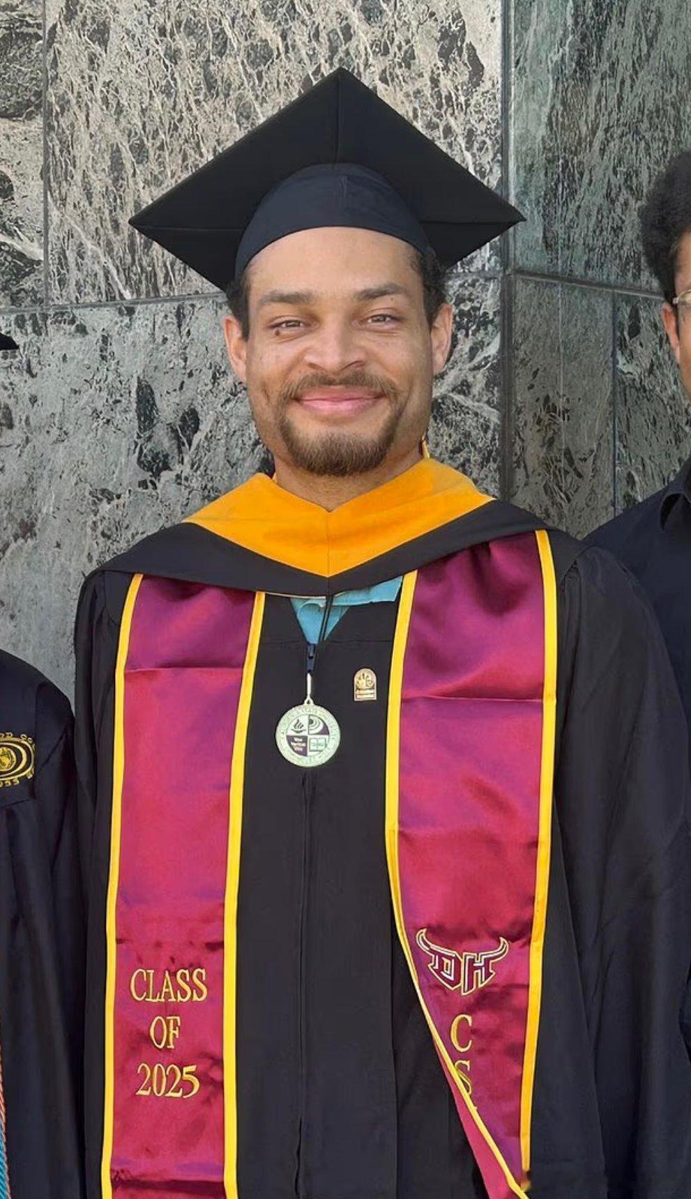 他并非普通的杀手——他是一位来自加州理工学院的精英工程师，该校只录取SAT成绩满