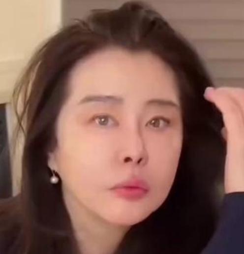 近日，58岁王祖贤晒出最新状态，引发网友关注。
2026年1月，王祖贤在国内短视