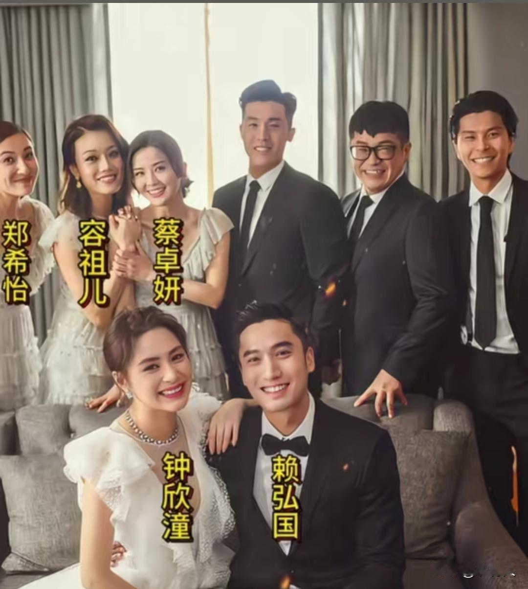这是2018年容祖儿参加钟欣潼婚礼的一张珍贵合影，已经过去8年的时光。容祖儿到现
