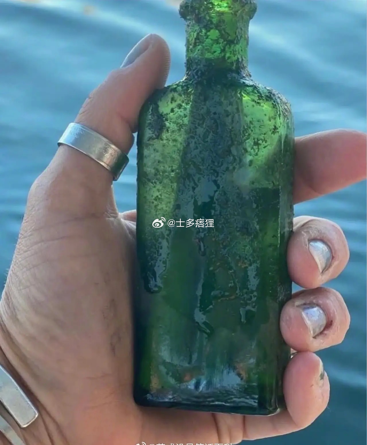 一女子在河中潜水时捡到一只1926年的漂流瓶… 