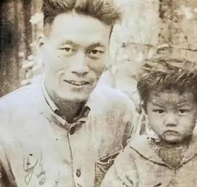 1937年4月，东北一家三口被日军押送刑场，即将执行死刑。父亲被日军斩首，5岁的