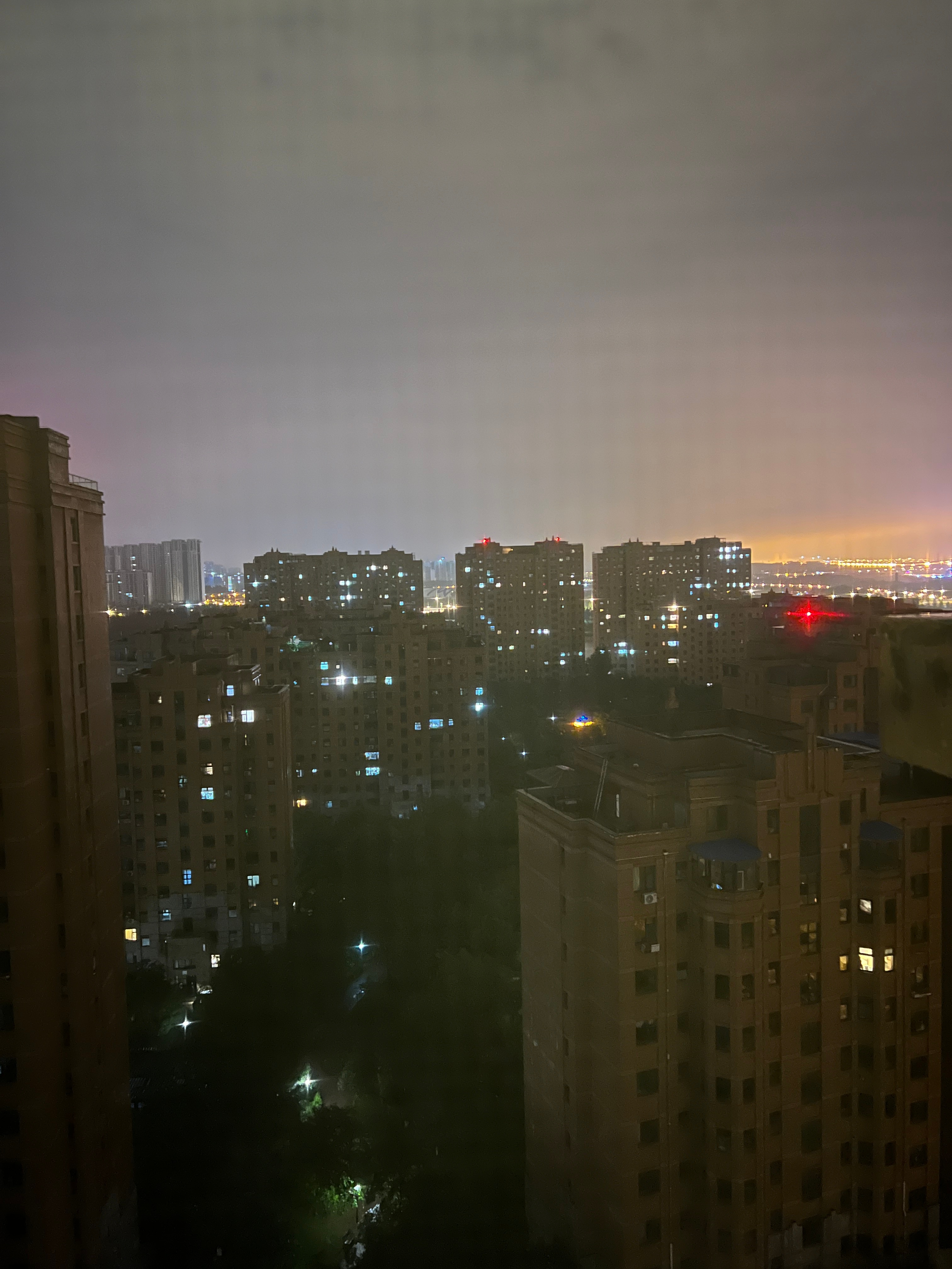 今天的雨终于下来了，电闪雷鸣的，只是下的时间短了一些，不过还是比下之前凉快儿了许