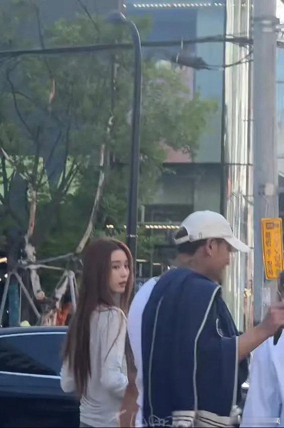 网友在韩国街头偶遇黄子韬徐艺洋网友偶遇黄子韬徐艺洋在韩国逛街网友韩国街头偶遇黄子