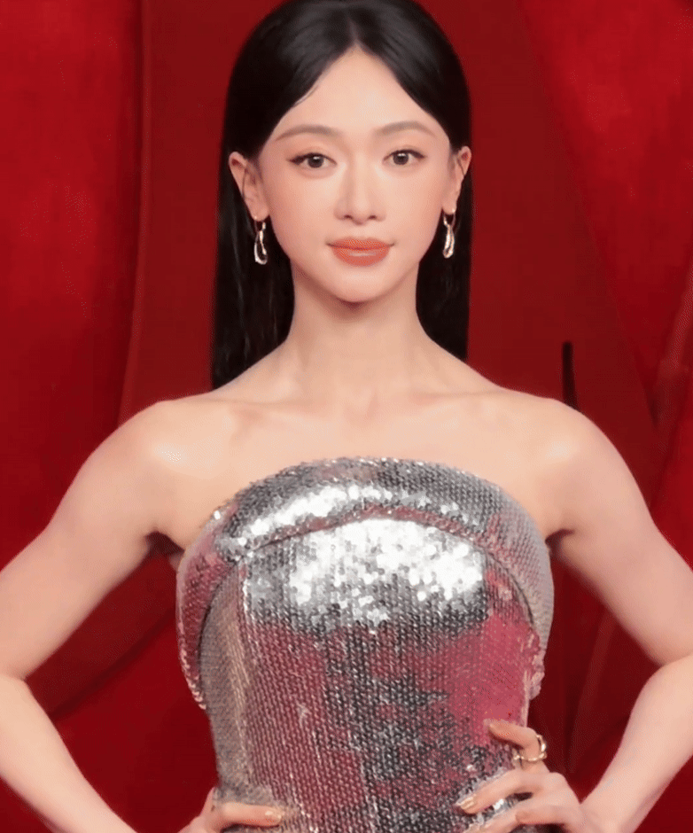 于正 吴谨言又杀回来了 吴谨言产后首次亮相时尚芭莎红毯，这状态也太好了吧，我盐姐