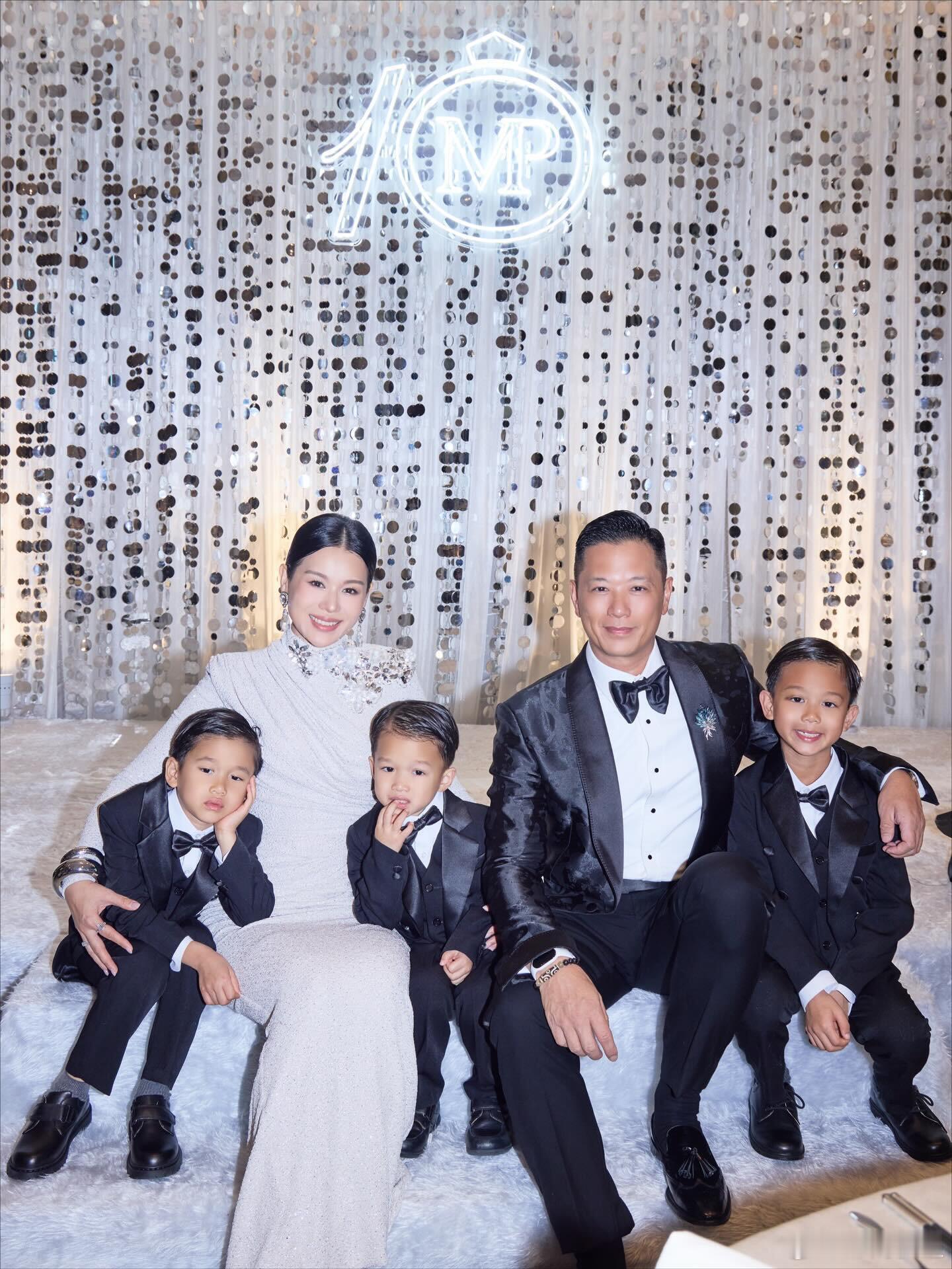 胡杏儿和老公李乘德办结婚10周年派对，胡杏儿身穿一袭闪亮的银白色长裙，显得高贵典