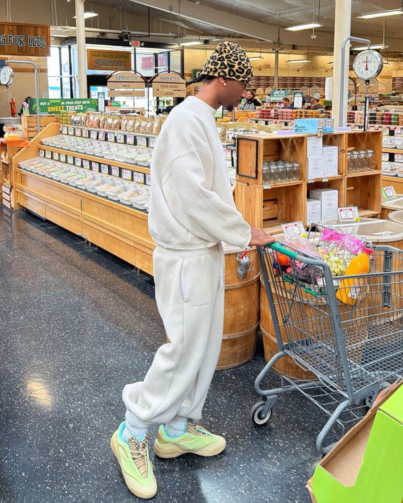 SGA 近日又晒出一双全新配色的 Converse SHAI 001，这次玩起了