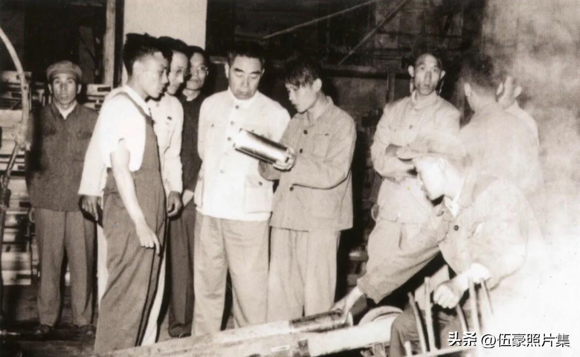 1962年6月18日，​周恩来总理参观哈尔滨某炮弹厂。​在听取工厂关于原材料供应
