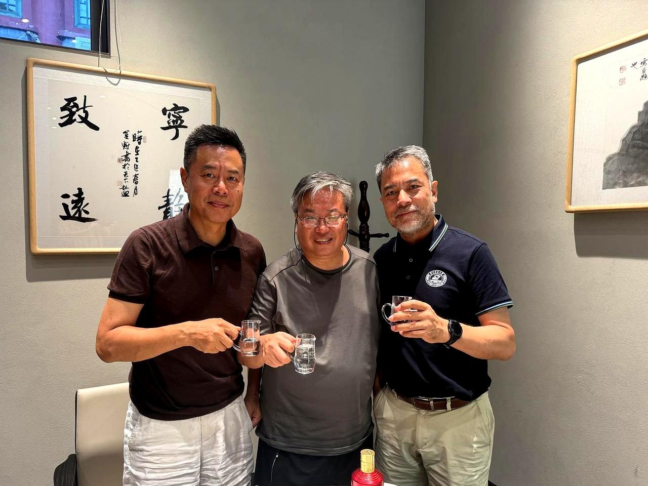 酒还没上桌时，头牌就摆出两块“护身符”：一块是我们共同的马师兄，动刀的名医，也爱