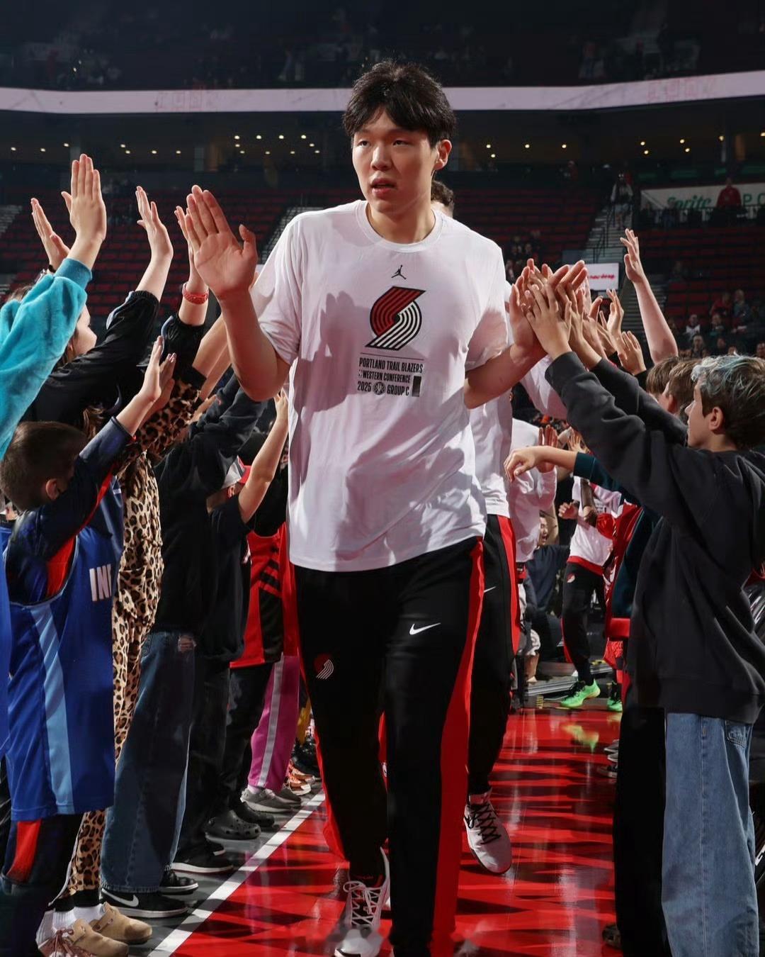 开拓者已经召回瀚森。发展联盟两场比赛，瀚森场均14.5分11.0篮板3.5助攻2