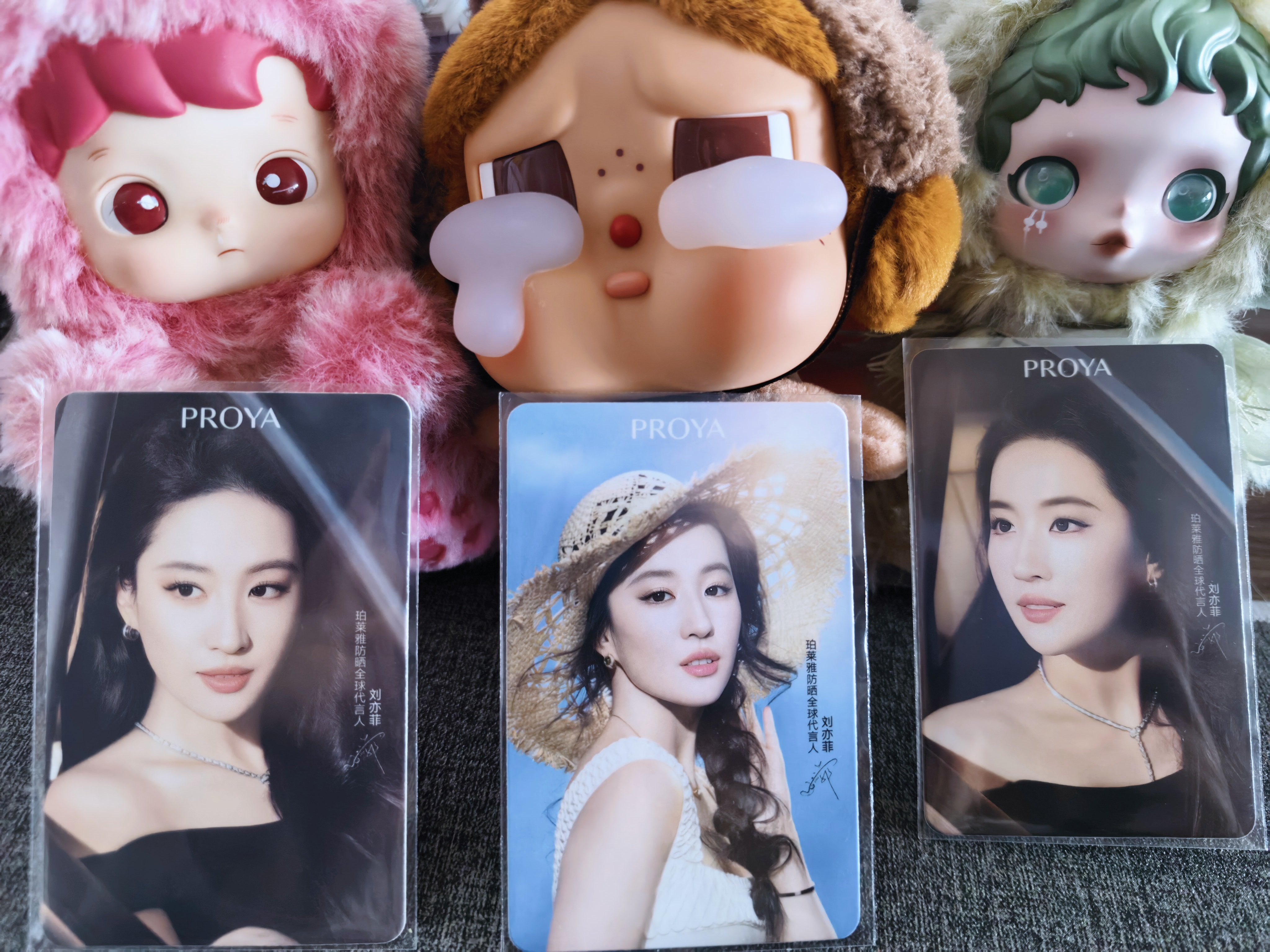 一桌小可爱刘亦菲晒出光影大片 珀莱雅这次周边小卡绝美珀莱雅防晒全球代言人刘亦菲