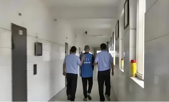 山西退役武警侯某因盗窃被刑拘进看守所后，遭遇了狱霸薛某的恶劣欺凌。薛某竟命侯某自