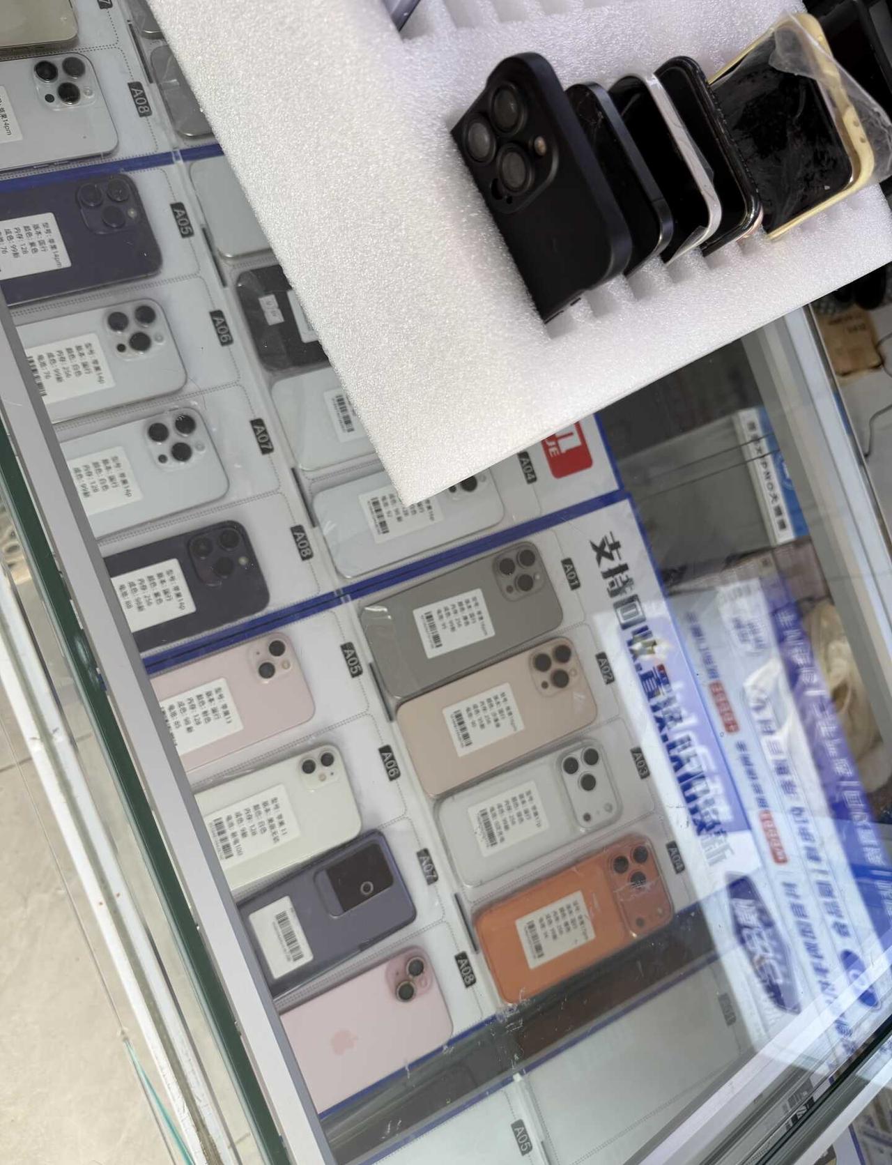 官换机在小叶这里也收哦
深耕成都本地的线下数码小店🏬
小叶数码店内现货机型储备
