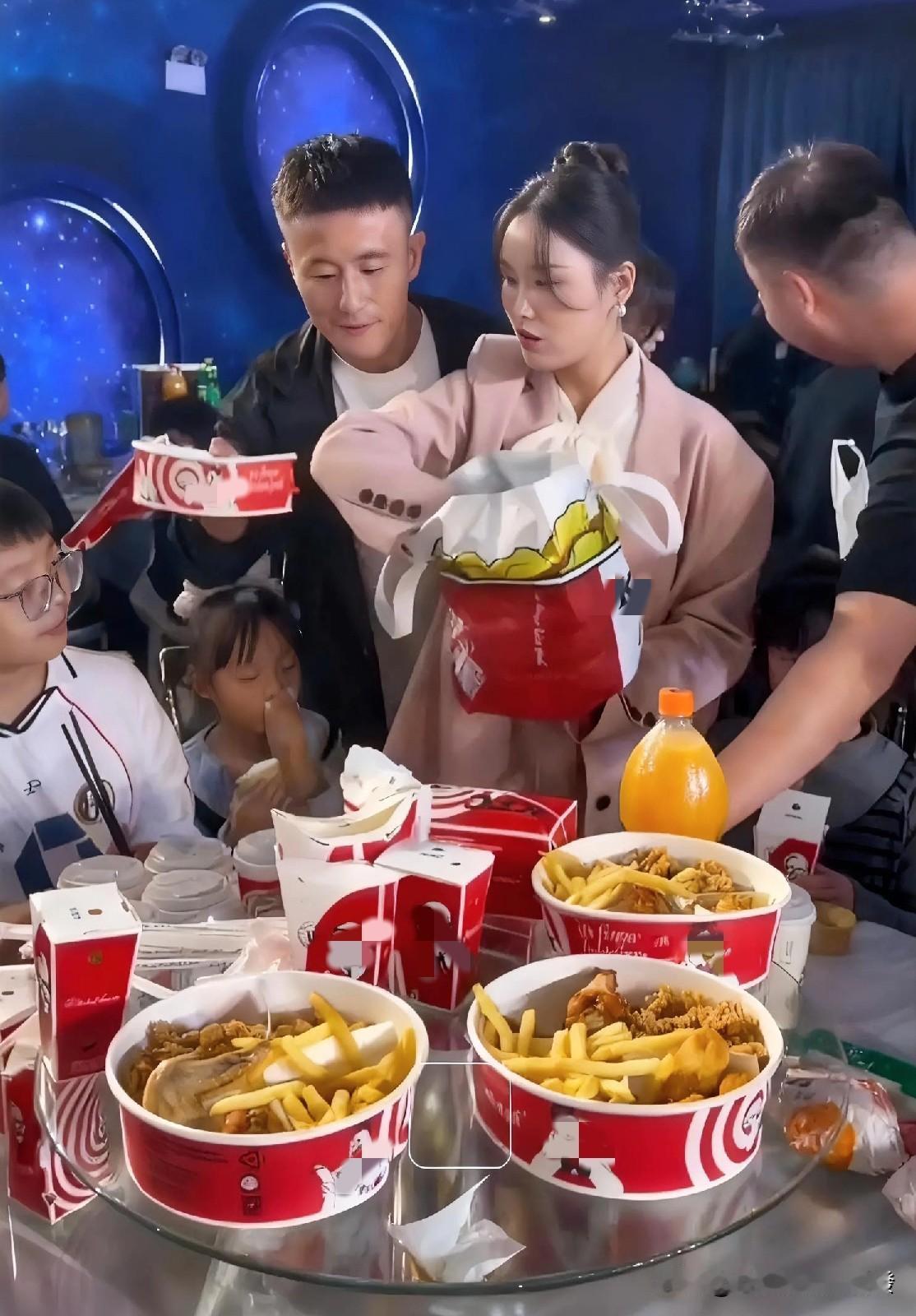 宴席上
看着过来的小朋友们不少
主家没有让他们和大人坐一桌
而是单独给他们安排了