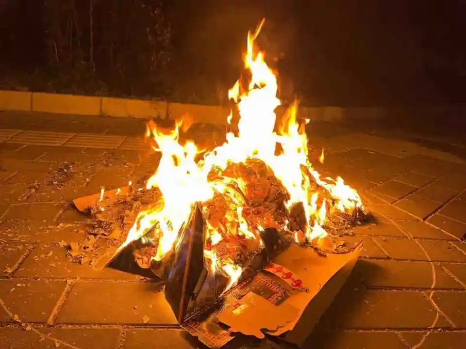 七旬老太给离世儿媳烧纸引发山火【七旬老太给离世儿媳上坟烧纸，不慎引发山火烧掉58