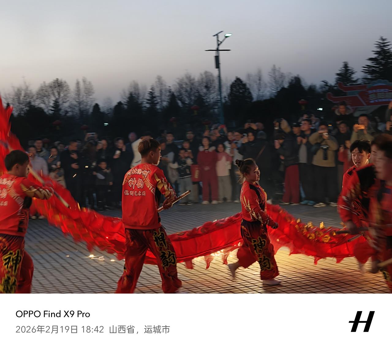 到了鹳雀楼，因为是下午五点多，返程的车流特别多，我们也在停车场找到了位置，还是一