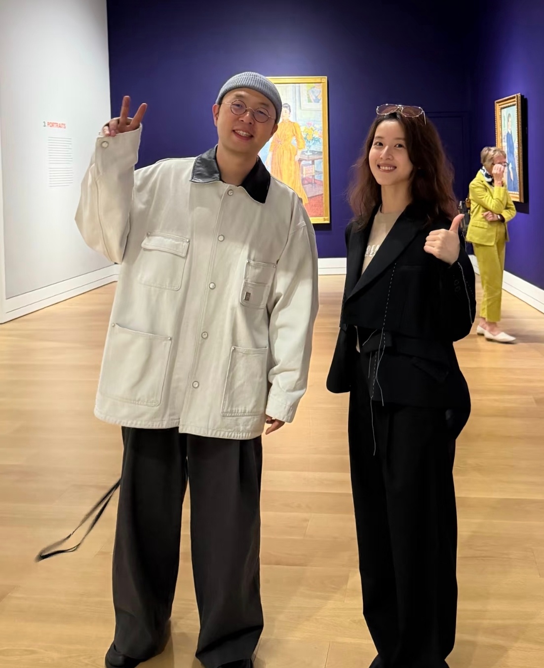 神奇的同框，章泽天和杜海涛居然认识，两个人一起看展。 ​​​