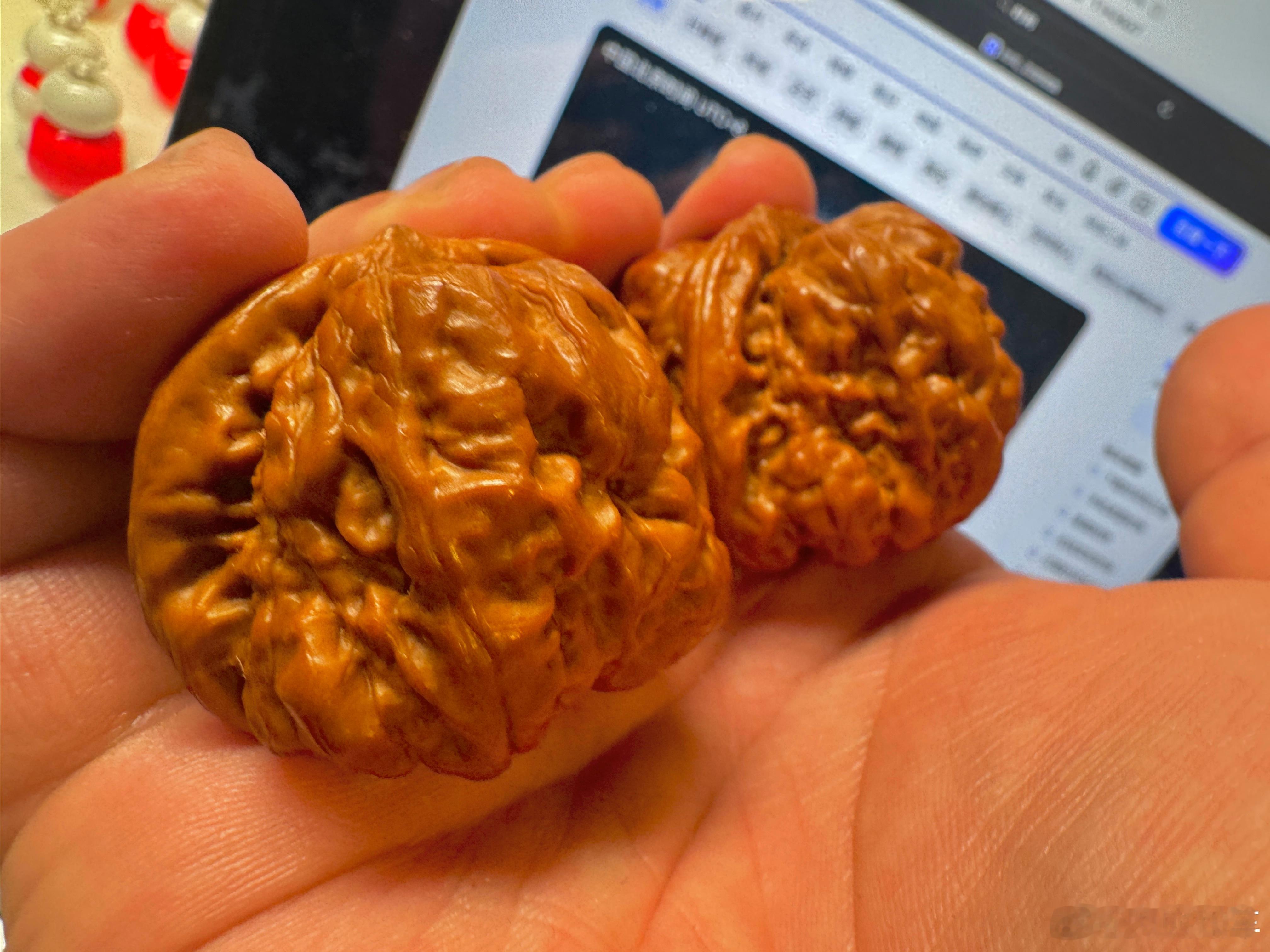 男子盘了4年的文玩核桃竟是塑料我这玩了好久了，如果是塑料，我心态也得炸了！ 