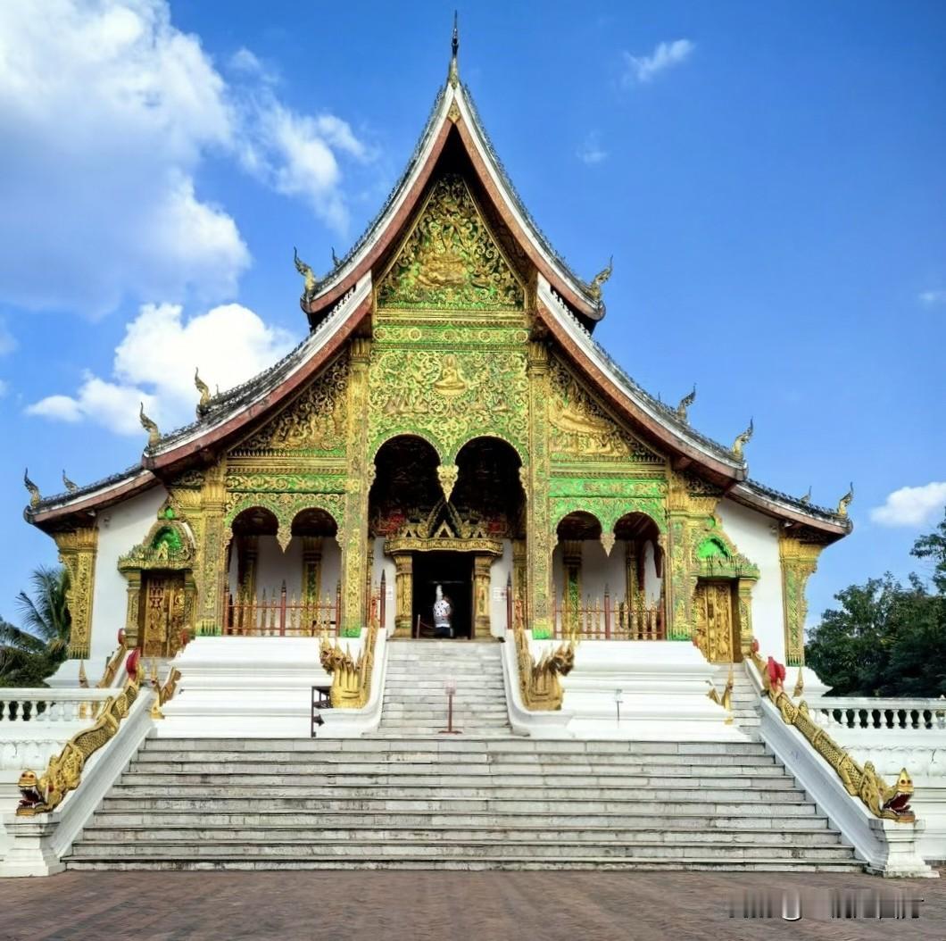 老挝大皇宫建于1909年，虽然只有100多年的历史，却收藏有许多国家级的文物，是