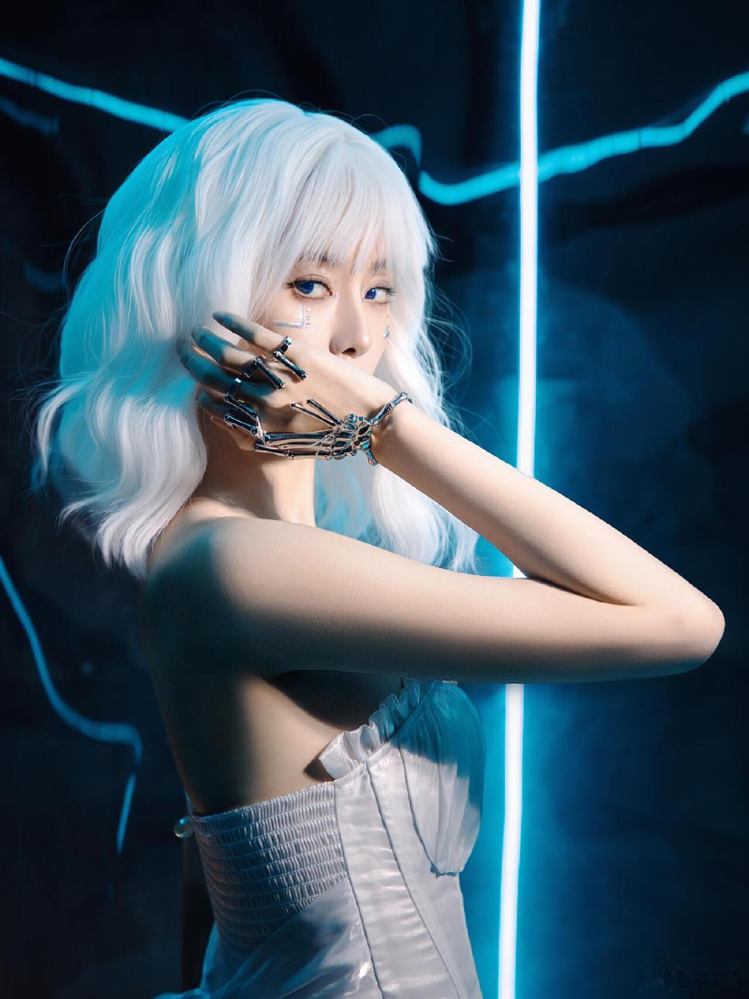 #徐艺洋科技洋娃娃#徐艺洋白发科技感造型来啦，好像洋娃娃啊，好带感啊！#徐艺洋机