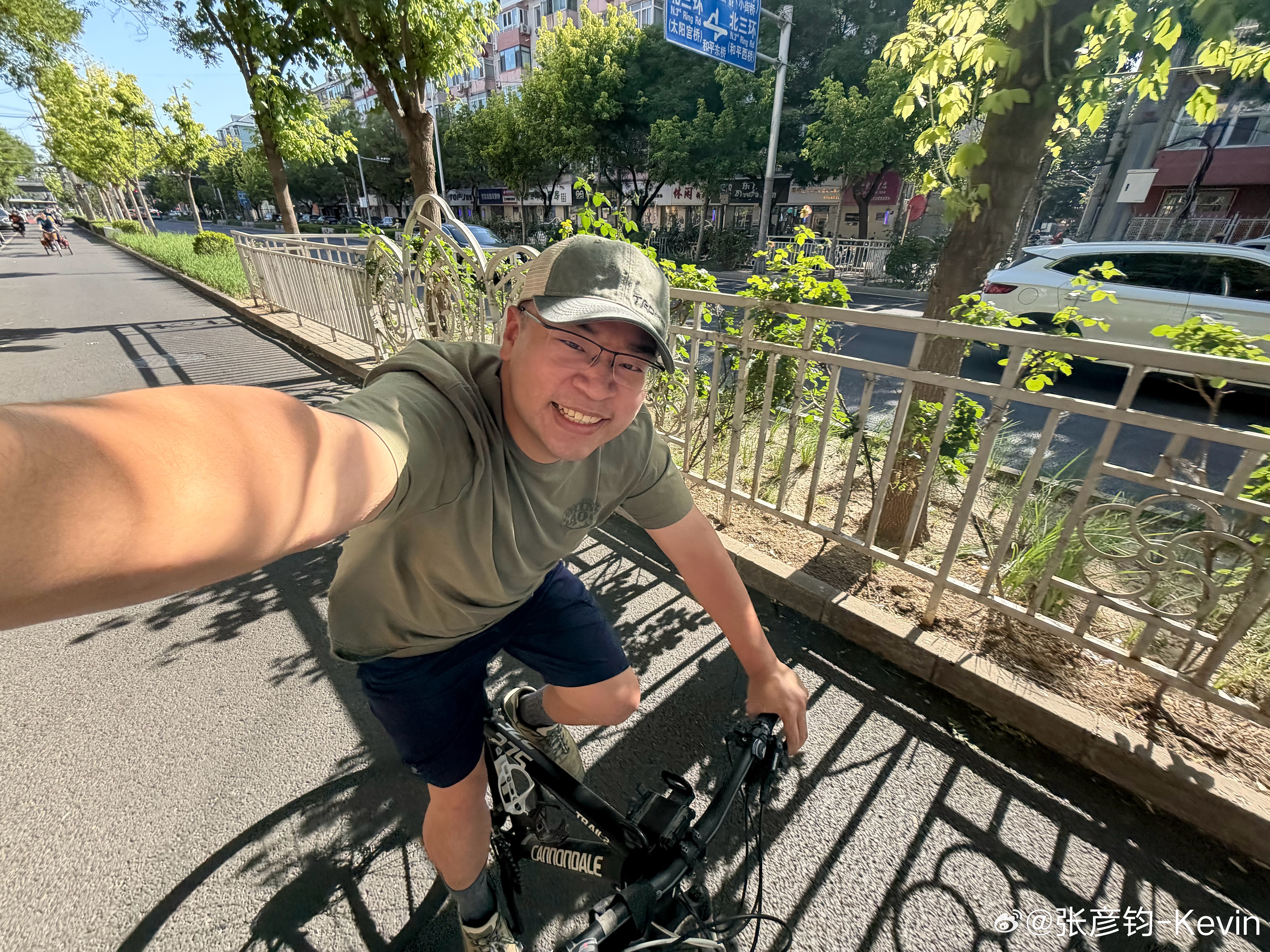 这天儿顶着太阳骑自行车，比起身体，更多是考验意志力，朋友从新西兰回来要借车，说这