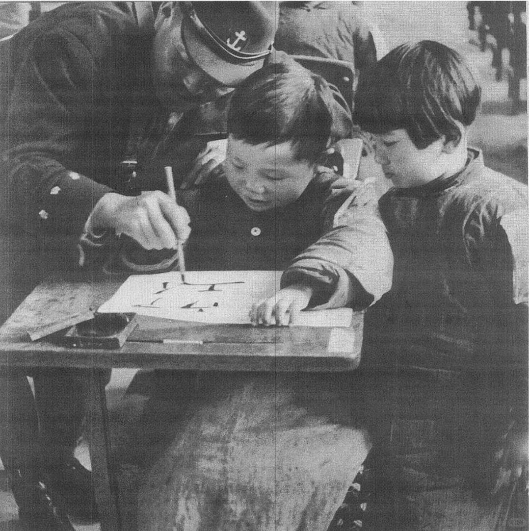 这是在干什么？日军正利用无辜的中国孩子，在做罪恶的奴化教育！1938年1-2月的