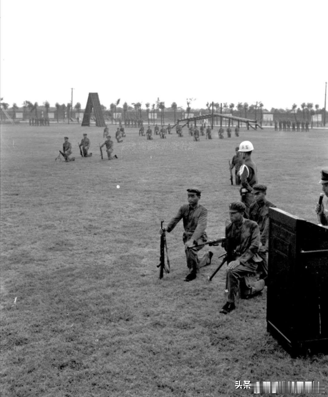 身穿解放军军服、使用苏制武器在台湾保密训练基地进行训练的武装特务，他们还模仿解放