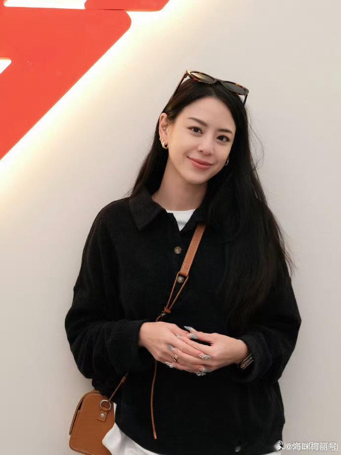 江语晨不愧是古早甜妹 江语晨定义了早年台式甜妹标准，长相柔和眉眼弯弯，气质干净又