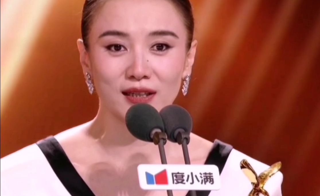宋佳这回真帅，横扫三大奖！《山花烂漫》里，她的演技无可挑剔，实至名归！#金鹰奖#