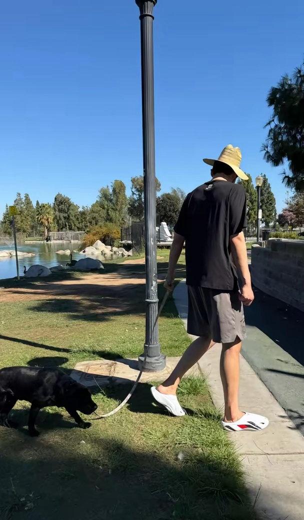 Story，晒出自己训练之余戴着草帽出去遛狗照

杨瀚森代表中国男篮打完两场世预