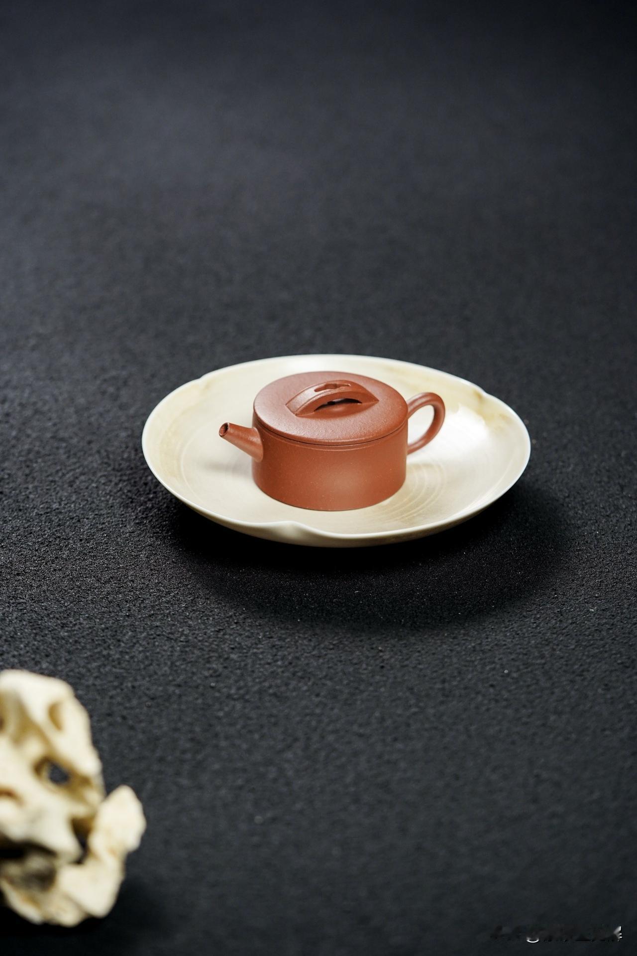 工作的高效高压常常引发一些情绪，饮茶使人舒缓压力、精神放松、逃离尘世的喧嚣，在饮