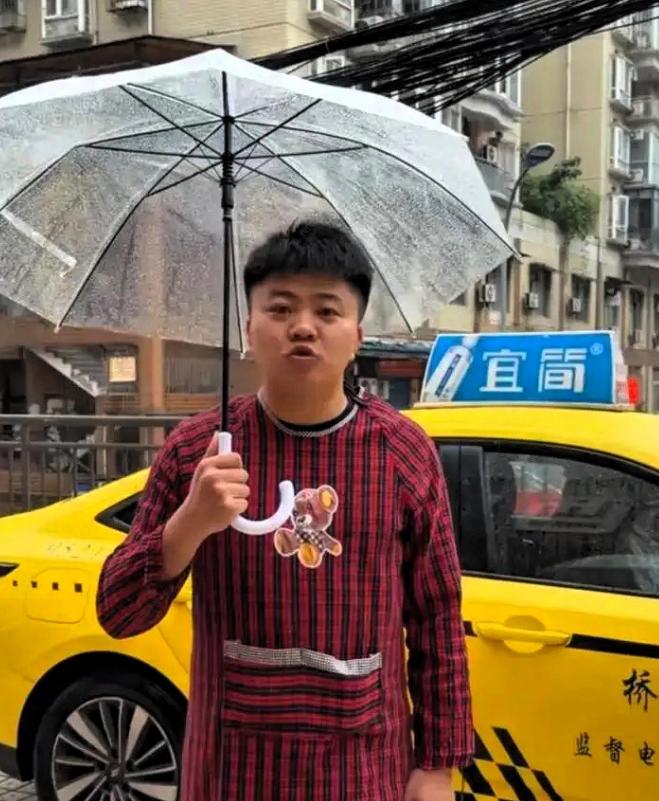 五十万文旅奖金落袋，网红博主的一番操作，让两名普通出租车司机彻底火出了圈。
 
