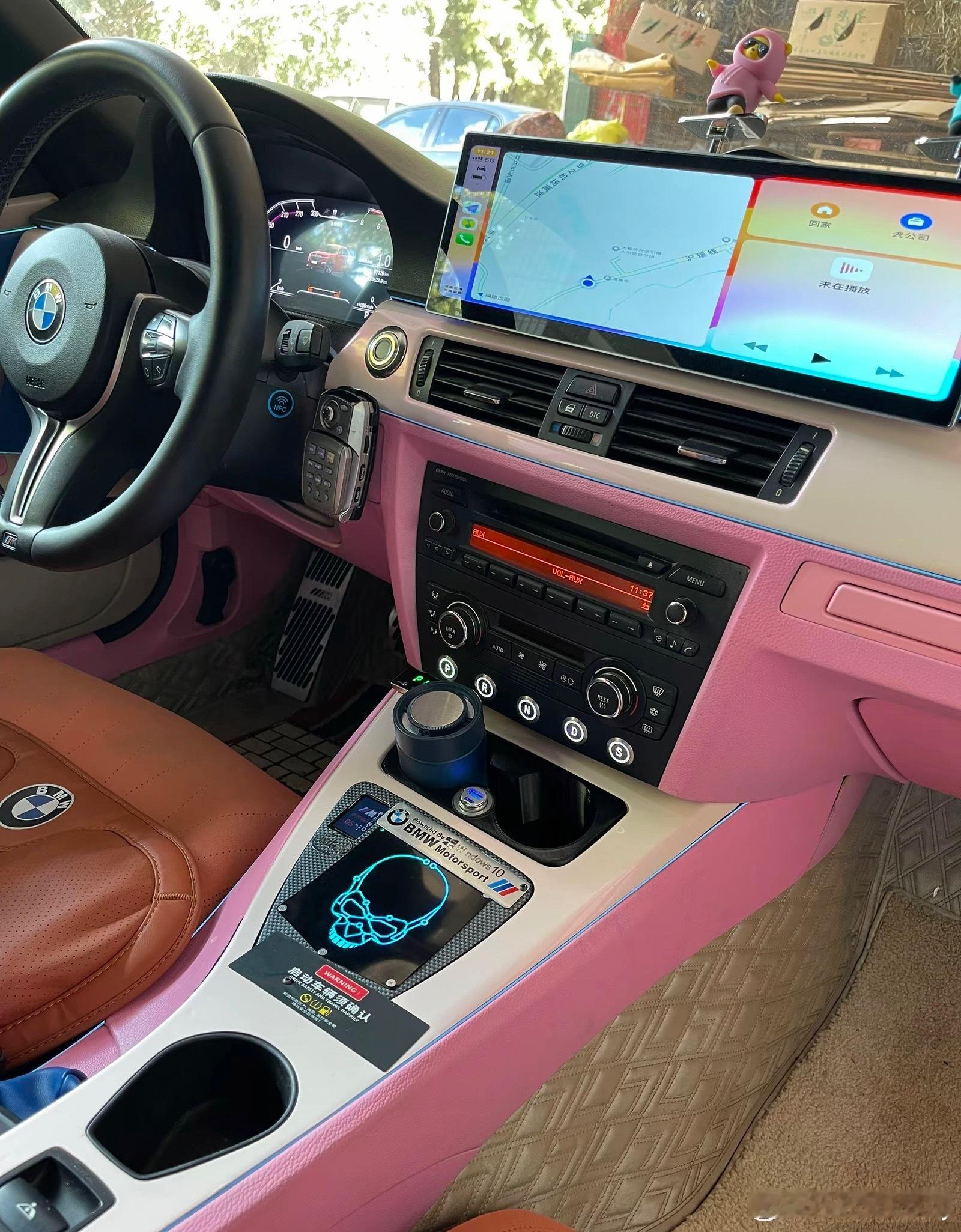 网图，这是真佩服啊，一台E90宝马3系，加了个大宽屏，机械地挡改E66的电子怀挡