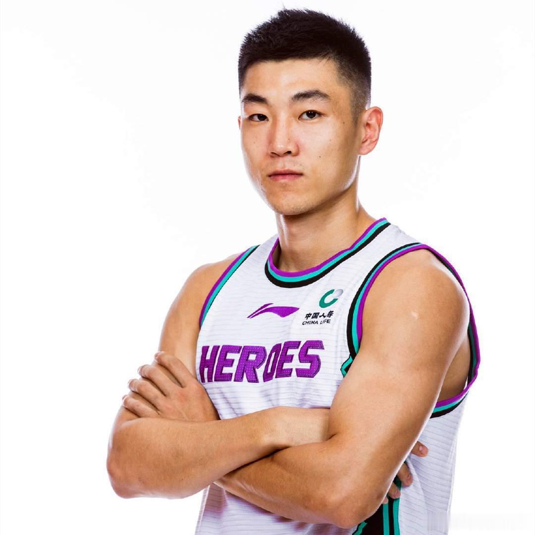 高诗岩与辽篮双向成就 很多球迷感慨，辽篮冥冥之中像是高诗岩的“福星”。当年辽篮后