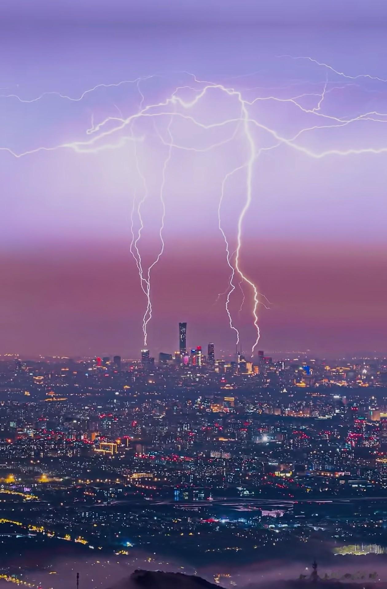 6月16日，北京网友冒险在香山拍到的，京城雷雨夜。据说拍片的时候也是惊心动魄，提