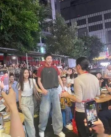 我从来没有这么羡慕过王子文。 刘宇宁一直歪着肩膀跟她说话，照顾她！ 这根本不是在