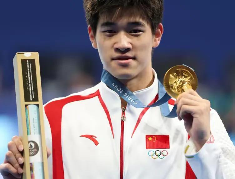 自从孙杨被禁赛，我已经好久没有关注游泳比赛，今天一大早被中国游泳队的潘展乐圈粉了