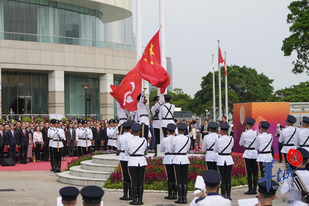 【香港金紫荆广场举行升旗仪式迎国庆 】10月1日上午8时，香港湾仔金紫荆广场举行